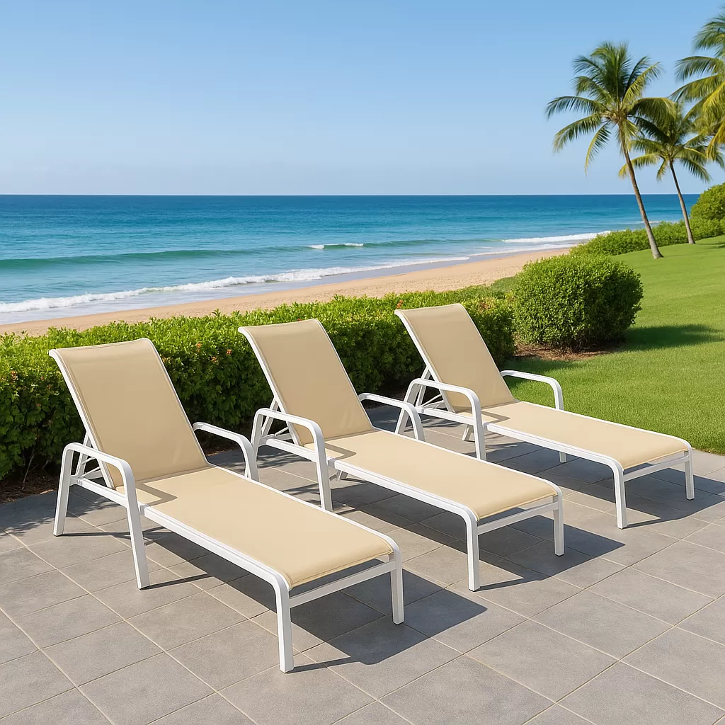 Kit com 2 Espreguiçadeiras para Piscina Summer - Alumínio Branco, Tela Sling Bege | Empilhável